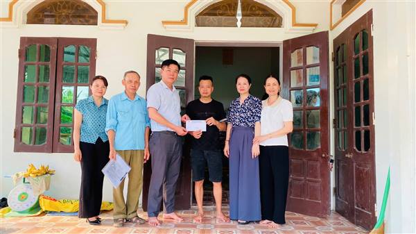 MTTQ xã Tứ Kỳ thăm hỏi, hỗ trợ gia đình có hoàn cảnh đặc biệt khó khăn tại thôn Văn Sự