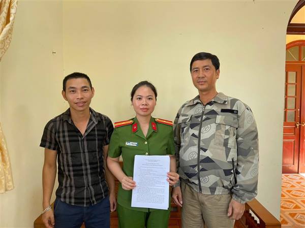 Công an xã Tứ Kỳ hỗ trợ người dân nhận lại 50 triệu đồng chuyển nhầm qua tài khoản