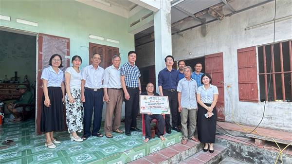 Trao kinh phí hỗ trợ sửa chữa nhà ở cho gia đình nạn nhân chất độc da cam/dioxin