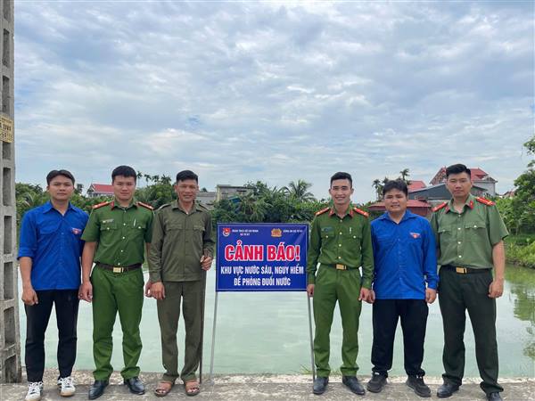 Đoàn Thanh niên và Công an xã Tứ Kỳ cắm 10 biển cảnh báo phòng, chống đuối nước trên địa bàn