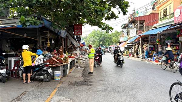 Tứ Kỳ ra quân giải tỏa, tháo dỡ các công trình vi phạm hành lang giao thông tại khu vực chợ Yên