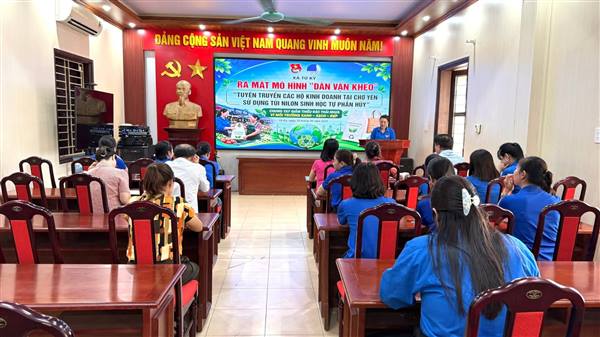 Đoàn Thanh niên xã Tứ Kỳ ra mắt mô hình “Dân vận khéo” tuyên truyền sử dụng túi nilon sinh học tự phân hủy tại chợ Yên