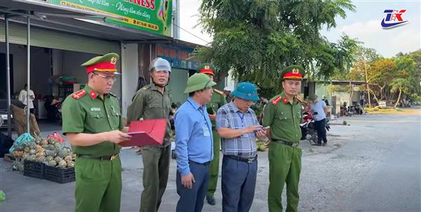 Tứ Kỳ ra quân xử lý tình trạng lấn chiếm lòng, lề đường trên tuyến đường 392