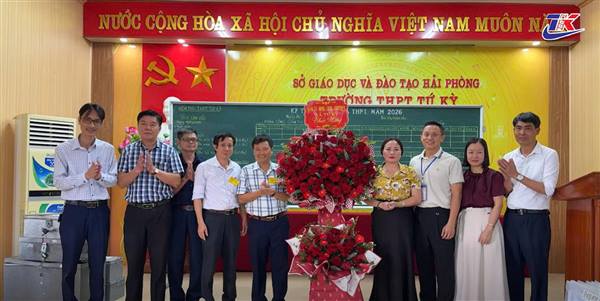 Lãnh đạo xã Tứ Kỳ chúc mừng các hội đồng coi thi tốt nghiệp THPT năm 2026