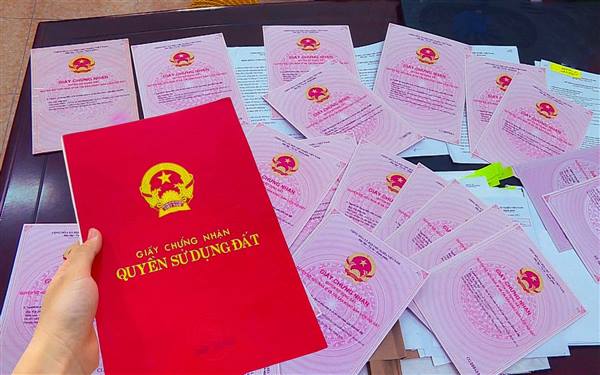THÔNG BÁO
Về việc công khai danh sách kết quả kiểm tra hồ sơ đăng ký, cấp Giấy
chứng nhận quyền sử dụng đất, quyền sở hữu tài sản gắn liền với đất