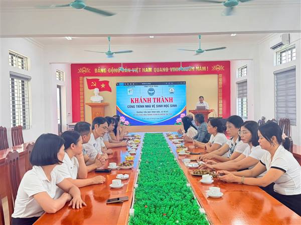 Bàn giao công trình nhà vệ sinh học sinh trường Tiểu học Minh Đức