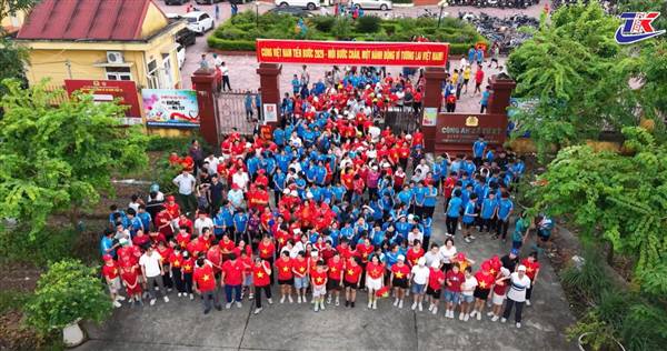 Tứ Kỳ hơn 500 người tham gia chương trình đi bộ "Cùng Việt Nam tiến bước"
