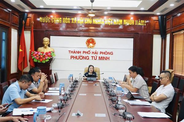UBND phường Tứ Minh làm việc với hộ dân vi phạm lấn chiếm đất công