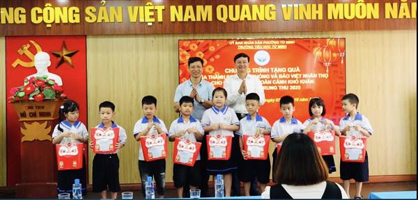 Đồng chí Bí thư Đảng ủy phường Tứ Minh thăm và trao quà tết trung thu cho học sinh nghèo trường tiểu học Tứ Minh