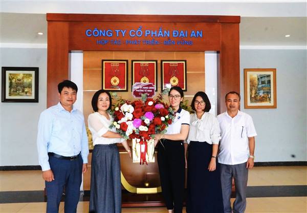 Đảng ủy, HĐND, UBND, UBNTTQ phường Tứ Minh tặng hoa chúc mừng doanh nghiệp nhân ngày doanh nhân Việt Nam 13/10