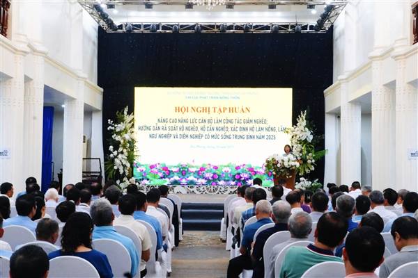 Lãnh đạo, cán bộ chuyên môn và tổ trưởng TDP phường Tứ Minh dự tập huấn bối dưỡng cán bộ làm công tác giảm nghèo năm 2025