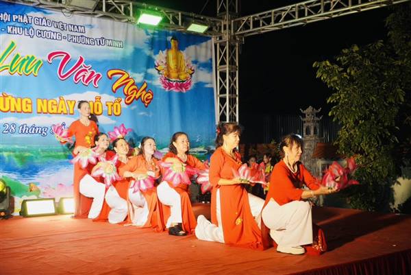 Giao lưu văn nghệ chào mừng Đại giỗ tổ tại chùa Sùng Phúc, phường Tứ Minh