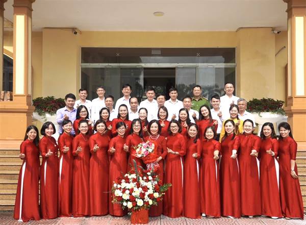 Phường Tứ Minh tổ chức Lễ kỷ niệm 95 năm ngày thành lập Hội liên hiệp phụ nữ Việt Nam,  ra mắt Hội viên danh dự và Câu lạc bộ cán bộ nữ