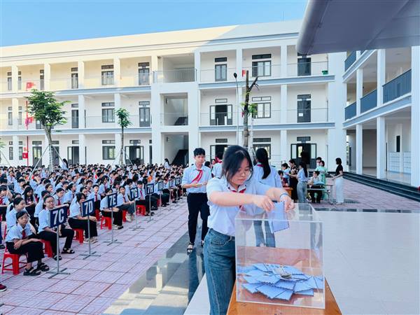 Trường THCS Tứ Minh ủng hộ 25 triệu đồng dành cho Đồng bào bị ảnh hưởng bởi bão số 10