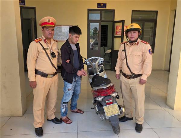 Bắt đối tượng tàng trữ trái phép chất ma túy tại phường Tứ Minh