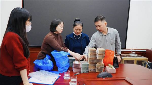 Thêm một hộ dân nhận tiền bồi thường giải phóng mặt bằng. Dự án cải tạo, mở rộng đường Vũ Công Đán chỉ còn 1 hộ chưa hoàn thành chi trả