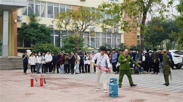 Tập huấn phòng cháy chữa cháy với nhiều tình huống thực hành giả định tại trường Đại học Thành Đông