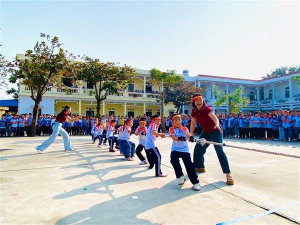 Chùm ảnh: Sôi nổi Hội thi kéo co khối lớp 1 trường TH Tứ Minh
