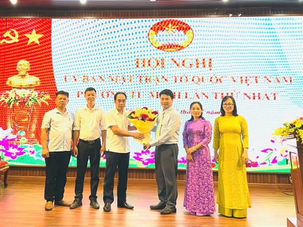 Công bố quyết định thành lập Ủy ban MTTQ Việt Nam phường Tứ Minh