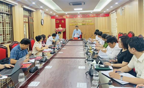 Đồng chí  Lê Trung Kiên – Ủy viên Ban Thường vụ Thành ủy, Trưởng Ban Quản lý Khu kinh tế Hải Phòng  kiểm tra công tác chuẩn bị Đại hội Đảng tại phường Tứ  Minh