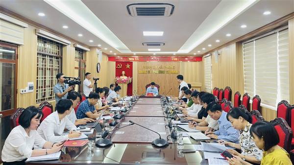Đồng chí Lê Trung Kiên - Ủy viên BTV Thành ủy, Trưởng ban quản lý khu kinh tế Hải Phòng làm việc tại phường Tứ Minh