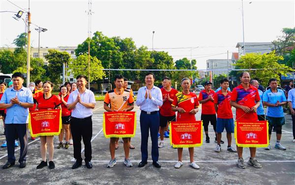 Chùm ảnh: Phường Tứ Minh Khai mạc giải bóng chuyền hơi chào mừng Đại hội Đại biểu  Đảng bộ phường lần thứ nhất, nhiệm kỳ 2025-2030