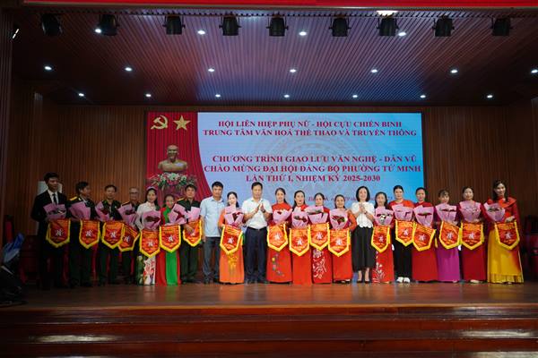 Hơn 200 diễn viên không chuyên tham gia giao lưu văn nghệ dân vũ chào mừng Đại hội Đảng bộ phường Tứ Minh lần thứ nhất nhiệm kỳ 2025-2030