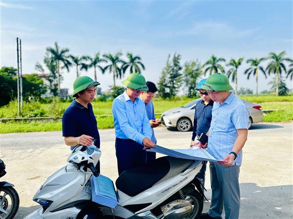 Các đồng chí lãnh đạo phường Tứ Minh kiểm tra một số dự án trọng điểm trên địa bàn