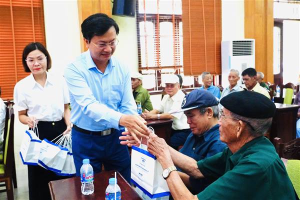 100 thương, bệnh binh, gia đình chính sách phường Tứ Minh được khám sức khoẻ, cấp thuốc miễn phí