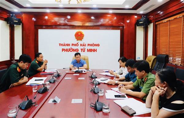 Ban Chỉ huy phòng thủ Khu vực 3 làm việc với phường Tứ Minh nắm bắt tình hình quân sự, quốc phòng địa phương