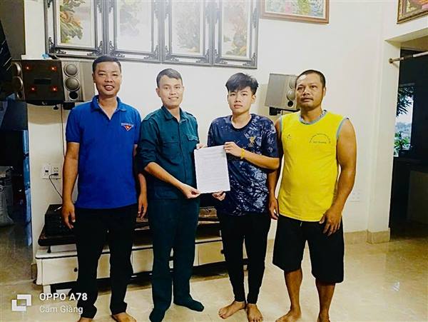 Ban chỉ huy quân sự phường Tứ Minh đẩy mạnh công tác tuyển quân, nhiều thanh niên tình nguyện viết đơn xin nhập ngũ