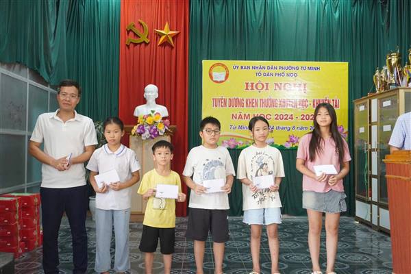 Tổ dân phố Ngọ tuyên dương, khen thưởng học sinh đạt thành tích năm học 2024-2025
