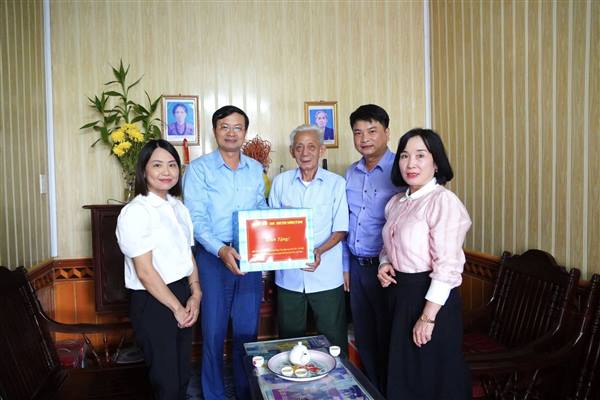 Lãnh đạo phường Tứ Minh thăm, tặng quà một số gia đình chính sách tiêu biểu trên địa bàn nhân kỷ niệm 80 năm Cách mạng tháng 8 và Quốc khánh 2/9