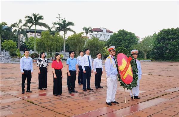 Các đồng chí lãnh đạo phường Tứ Minh viếng Đài liệt sỹ nhân kỷ niệm 80 năm Cách mạng tháng 8 và Quốc khánh 2.9