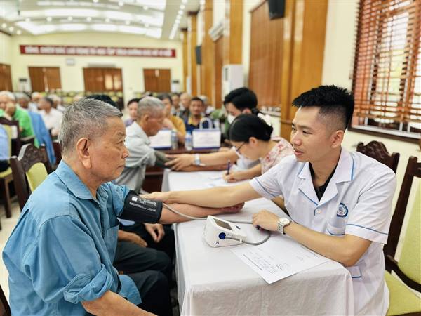 Phường Tứ Minh triển khai kế hoạch khám sức khỏe định kỳ cho người cao tuổi trên địa bàn