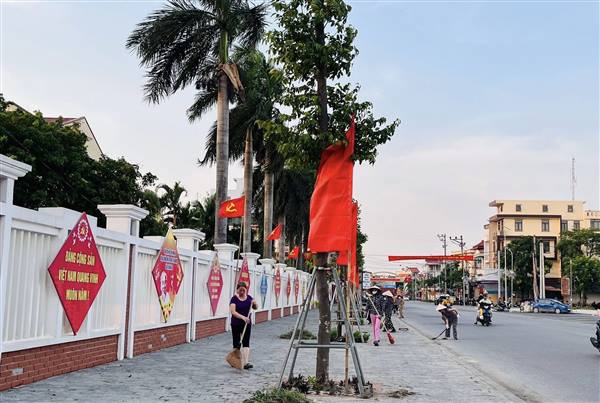 Hội LHPN phường Tứ Minh ra quân trồng hoa, tổng vệ sinh chào mừng Đại hội Đảng bộ phường lần thứ I, nhiệm kỳ 2025-2030