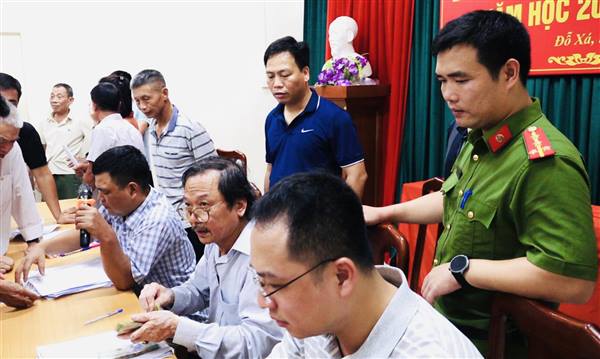 Chùm ảnh: Các tổ dân phố trên địa bàn phường Tứ Minh triển khai phát quà Tết độc lập tới người dân ngay trong tối ngày 31/8. Lãnh đạo phường trực tiếp kiểm tra, hướng dẫn tạo sự tin tưởng và yên tâm cho bà con.
