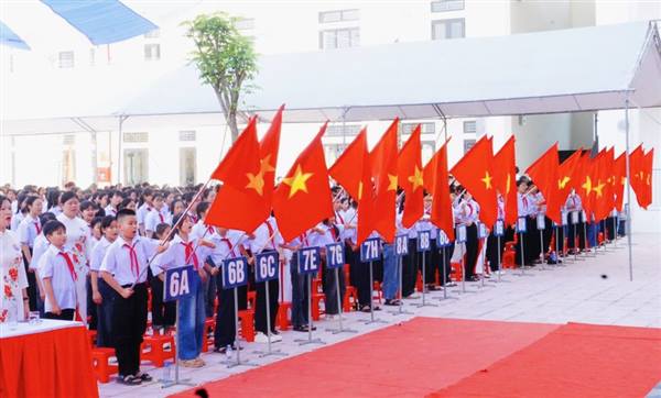 Lãnh đạo phường Tứ Minh dự lễ khai giảng năm học mới tại các trường học trên địa bàn