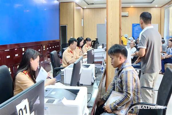 Đăng ký xe, cấp lại giấy phép lái xe online, người dân hưởng lợi