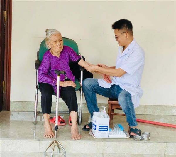 Phường Tứ Minh tiếp tục đưa chiến dịch khám sức khỏe toàn dân năm 2026 đến tận nhà những người dân cao tuổi, sức khỏe yếu, gặp khó khăn trong đi lại, góp phần bảo đảm mọi người dân đều được tiếp cận dịch vụ y tế, chăm sóc sức khỏe kịp thời, thuận tiện và hiệu quả.