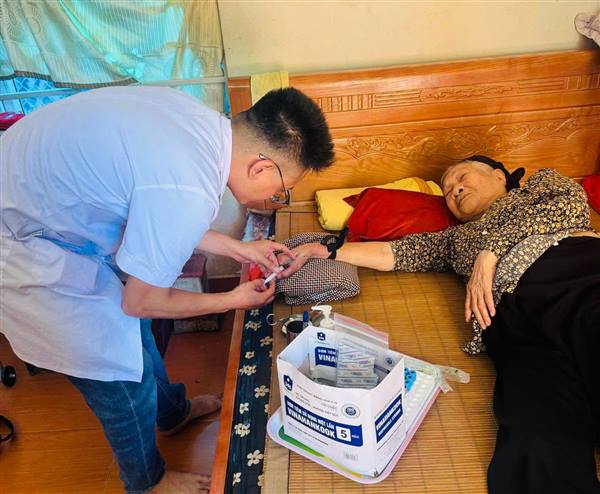 BẤT KỂ NGÀY NGHỈ, TỨ MINH TIẾP TỤC ĐƯA CHIẾN DỊCH KHÁM SỨC KHỎE TOÀN DÂN ĐẾN TẬN NHÀ NGƯỜI DÂN