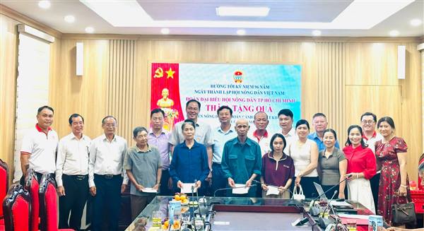HỘI NÔNG DÂN THÀNH PHỐ HỒ CHÍ MINH THĂM, TẶNG QUÀ MỘT SỐ HỘI VIÊN NÔNG DÂN CÓ HOÀN CÀNH KHÓ KHĂN TẠI PHƯỜNG TỨ MINH