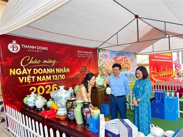 LÃNH ĐẠO PHƯỜNG TỨ MINH THAM QUAN CÁC GIAN HÀNG TRƯNG BÀY SẢN PHẨM LÀNG NGHỀ SAU HỘI NGHỊ ĐỐI THOẠI VỚI DOANH NGHIỆP