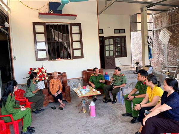 CÔNG AN PHƯỜNG TỨ MINH THĂM, TẶNG QUÀ MẸ VIỆT NAM ANH HÙNG