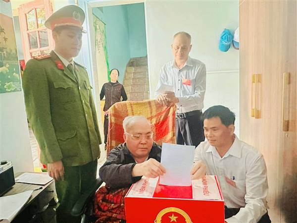 Phường Tứ Minh đưa quyền bầu cử đến tận nhà cử tri đặc biệt thông qua hòm phiếu phụ