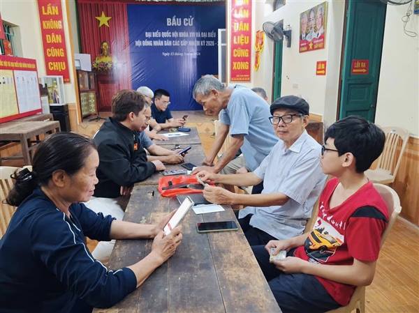 Phường Tứ Minh tổ chức cao điểm hướng dẫn cài đặt sổ sức khỏe điện tử trên ứng dụng VNeID