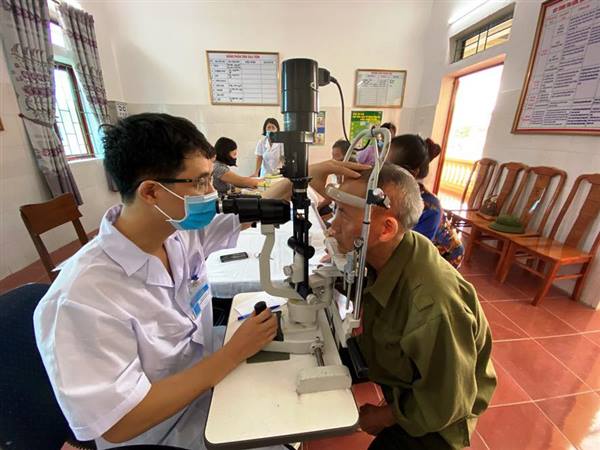 Phường Tứ Minh tổ chức khám, tư vấn miễn phí các bệnh lý về mắt cho người dân