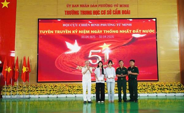 Gần 370 học sinh trường THCS Cẩm Đoài nghe nói chuyện truyền thống nhân kỷ niệm 51 năm ngày giải phóng miền Nam, thống nhất đất nước