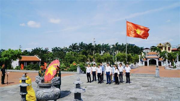 Lãnh đạo phường Tứ Minh dân hương tưởng niệm anh hùng liệt sỹ nhân kỷ niệm 51 năm ngày giải phóng miền nam, thống nhất đất nước