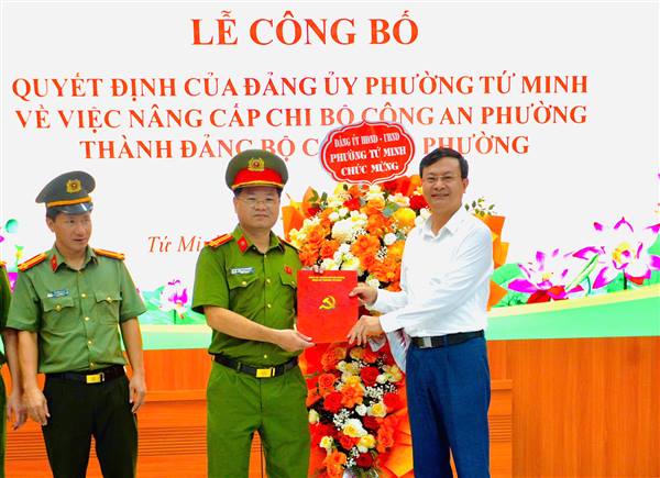Đảng ủy phường Tứ Minh công bố quyết định nâng cấp Chi bộ công an phường thành Đảng bộ công an phường